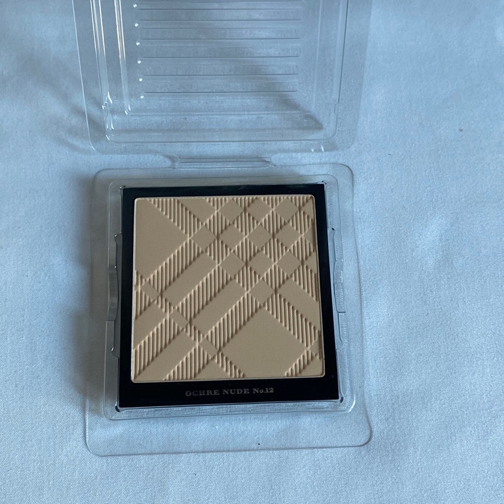 Burberry fresh glow face powder in oche nude no.12